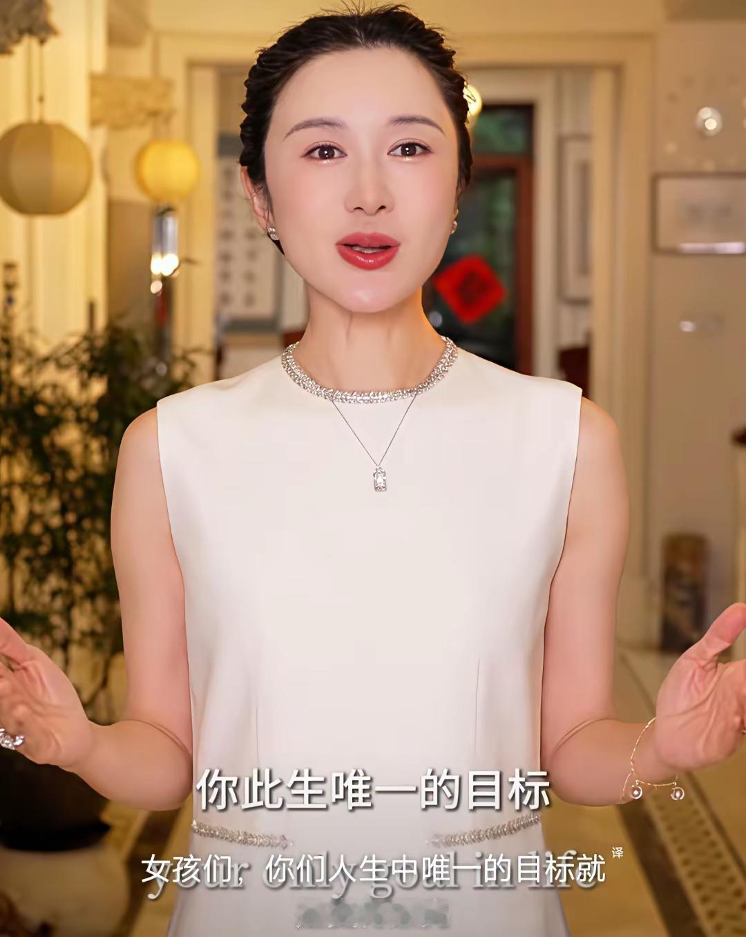 “女孩们，你要变漂亮，也要变强大！”杜星霖用一口不太标准的英语说完这句话。表