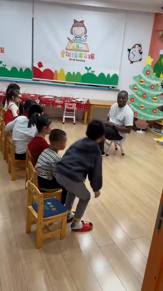 当看到黑人老师教孩子们学说英语？怎么让人觉得有点搞笑呢？先不说这个黑人老师英