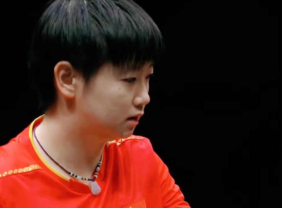 笑死我了，你猜嘉宾主持怎么评价孙颖莎？他说，别人打球都是当局者迷，旁观者清，