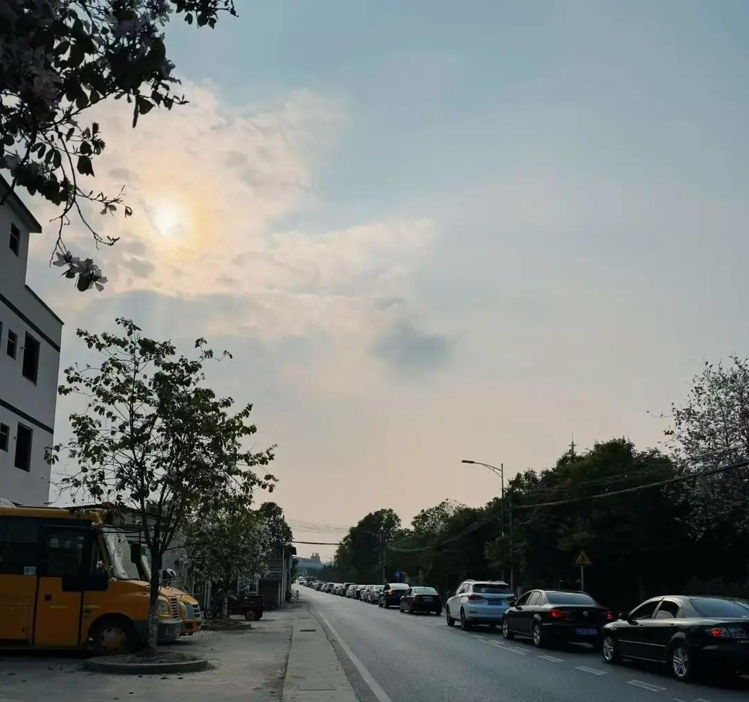 大年初八开工第一天，某电子厂门口排了三百多号人，全是拎着行李的妹子。厂门口贴