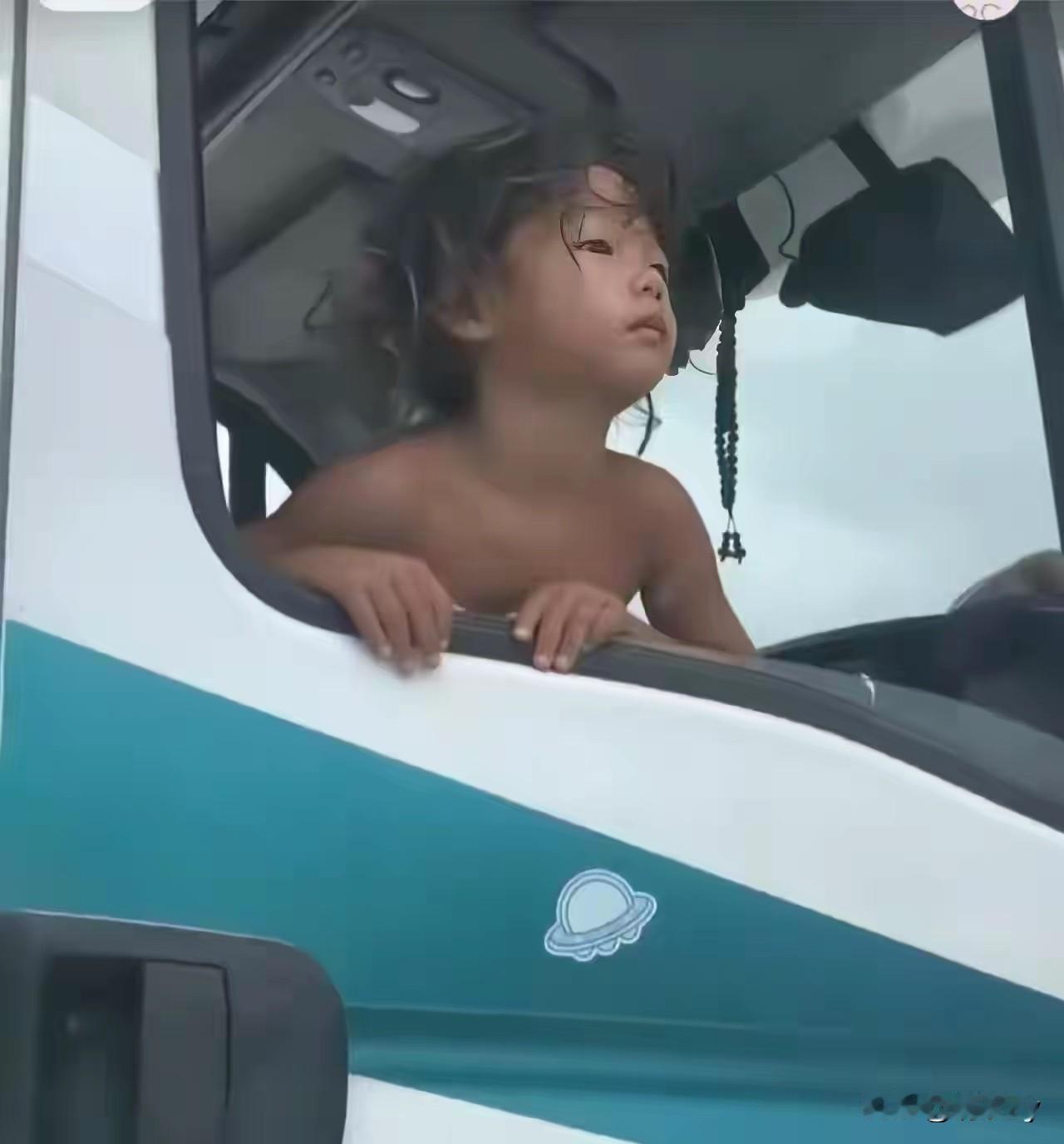 没有哪一个母亲不爱自己的孩子！爬行男孩的母亲看着瘦骨嶙峋，眼神呆滞，很像缺乏营养