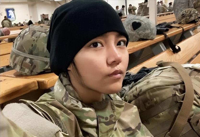 2019年，一叛国女孩在美国就混不下去了，想要回国，却发现自己被禁止入境。原来，