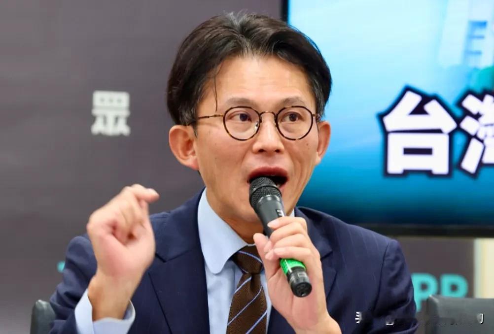 黄国昌赴美谈军购，被采访时称，支持强化台湾防卫能力。他说柯文哲2024年就说