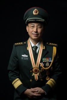 1985年，老山战场上，20岁小战士身受重伤，为保住阵地，他独自坚守战位11个小