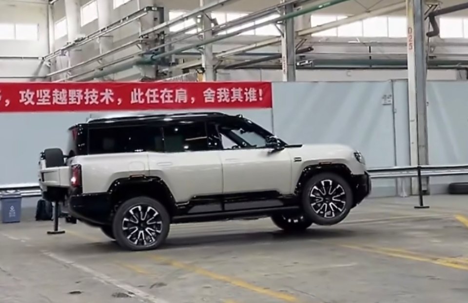 比亚迪方程豹豹8已经进化到三个轮子都可以跑的程度了，而且还是抬着轱辘跑，这谁