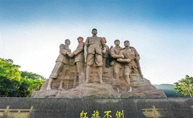 河北一位农民洪水中奋力找寻一个袋子，时隔四十五年袋子被打开，引发当地政府高度关注