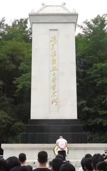某导演的新片《东极岛》被抵制，真的不冤。看看该导演是怎么给烈士鞠躬道歉的？居