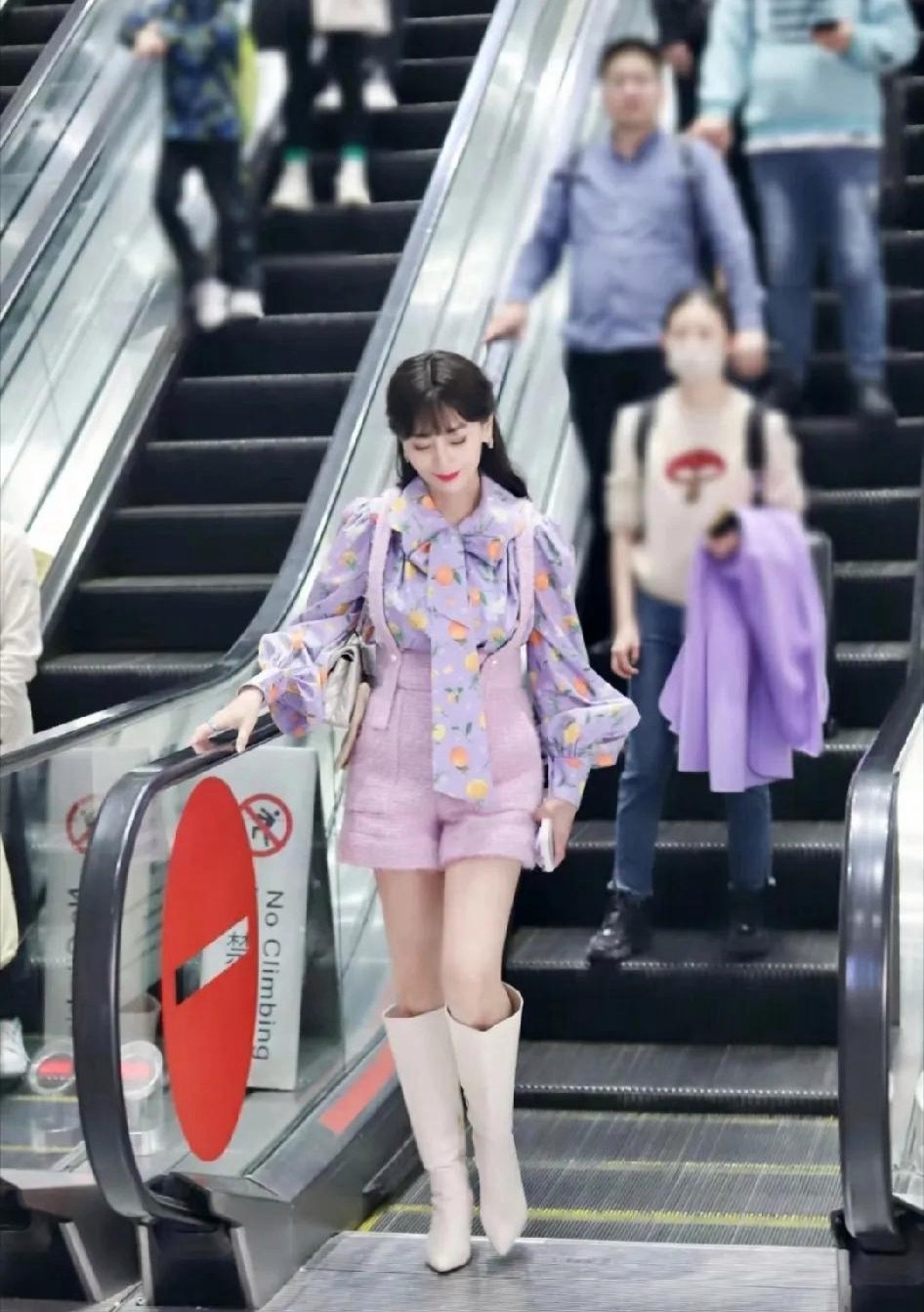 赵雅芝这一身打扮倒是挺有活力的，能看出她心态特别年轻，一点不像七十多岁的人，这份