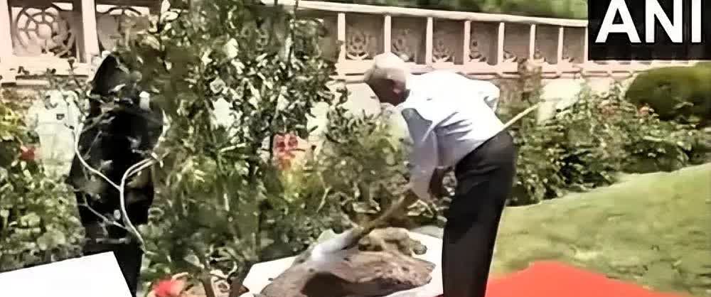 送秋波!印度外长苏杰生这两天留京期间在印驻华使馆院内栽下一颗石榴树，但未发表