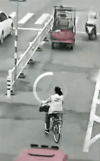 看了这个视频，真的太惨了，根本原因就是女子不遵守交通规则，胆子太大，在不该横过马