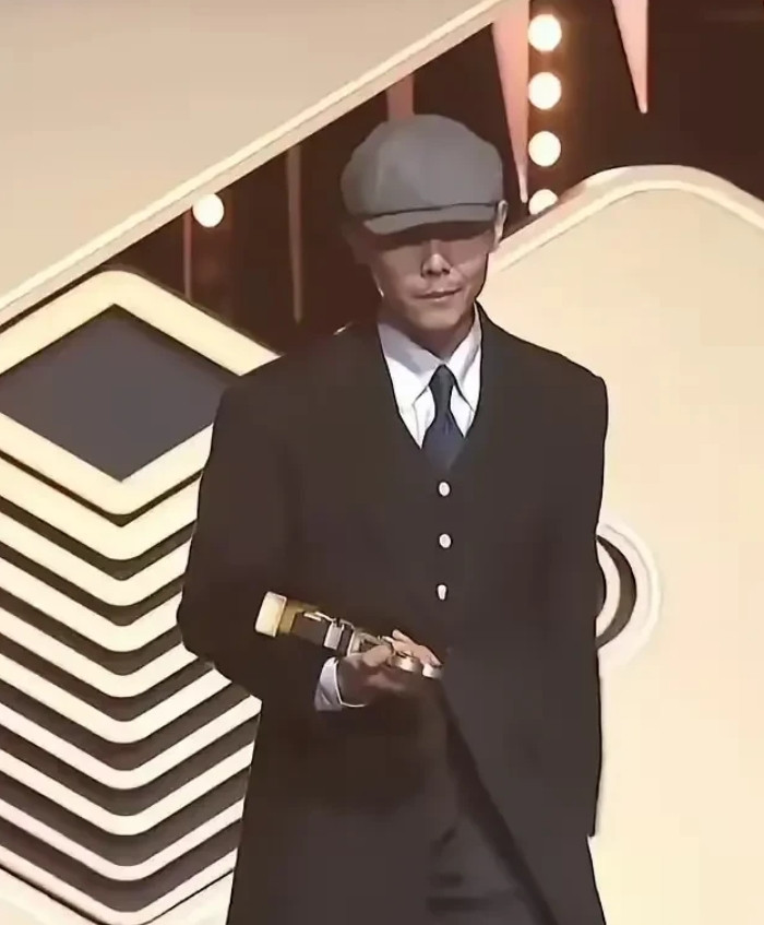 大冰和胡兵，就算穿同一套西装，我也是喜欢大冰，外边在内涵面前一文不值。看来我也不