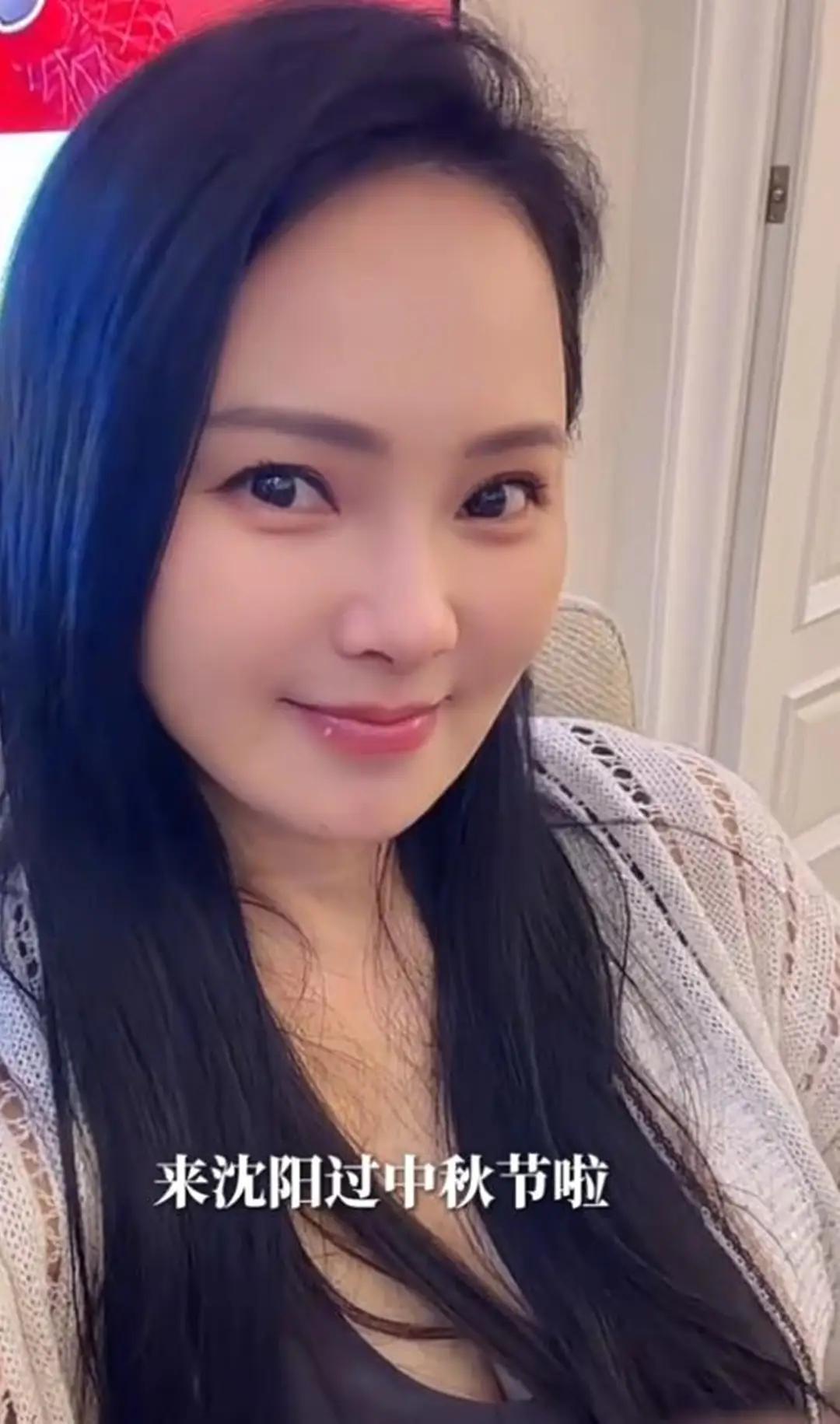 9月29日，伊能静晒出和秦昊带着女儿返回沈阳婆家过节的日常，直言一家人整整齐齐团
