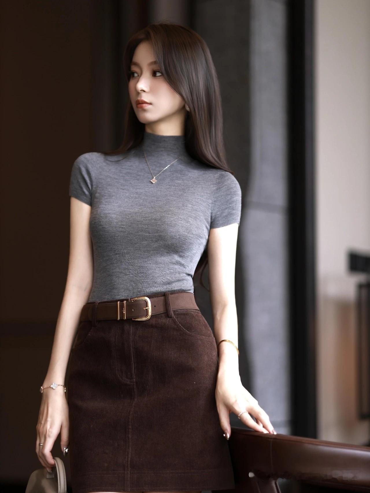 颜值穿搭：素灰棕履，一身静好