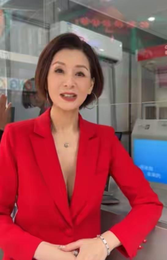 60岁夏文汐亲口承认：没领证生仨女儿，单身十几年，现在只爱小鲜肉夏文汐本名叫邓