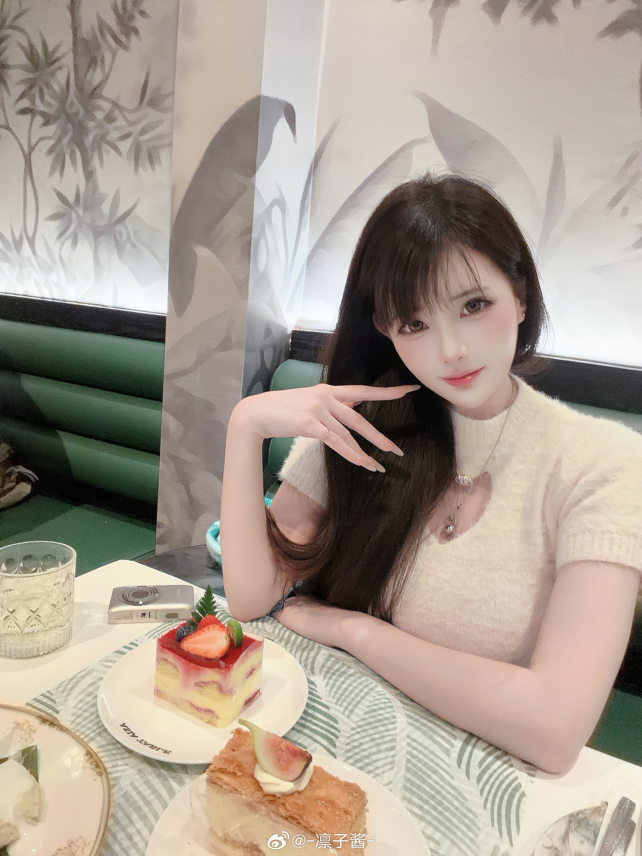 日常分享表妹又带我去吃漂亮饭了～还去了咖啡店拍照～都超级好吃(*/ω＼*)