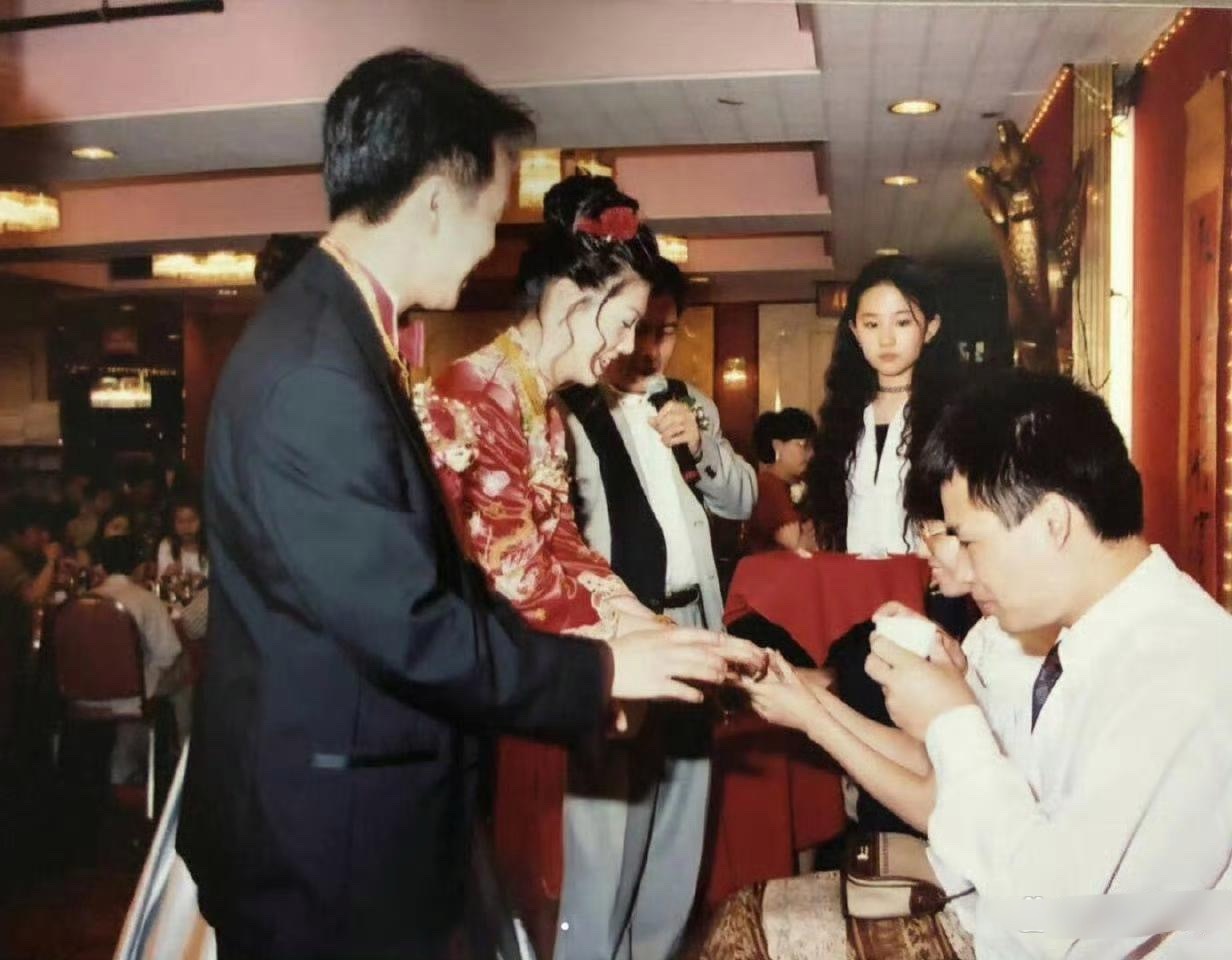 在别人的婚礼上竟然看到了18岁的刘亦菲啊，看新娘妆扮很有年代感了​​​