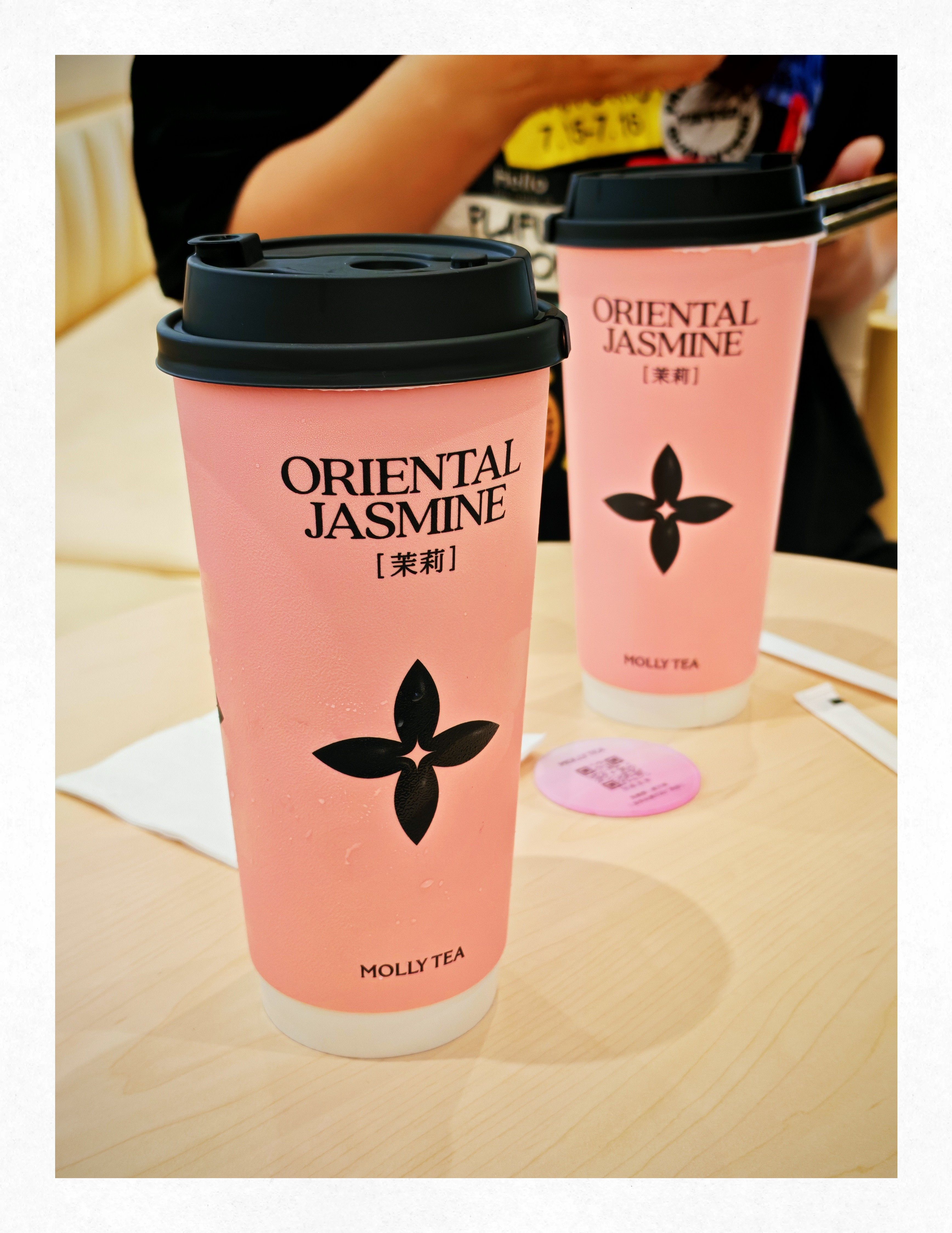 第一次喝茉莉奶白，我感觉比霸王茶姬贵些啊，味道差不多，一杯20了[笑着哭]​