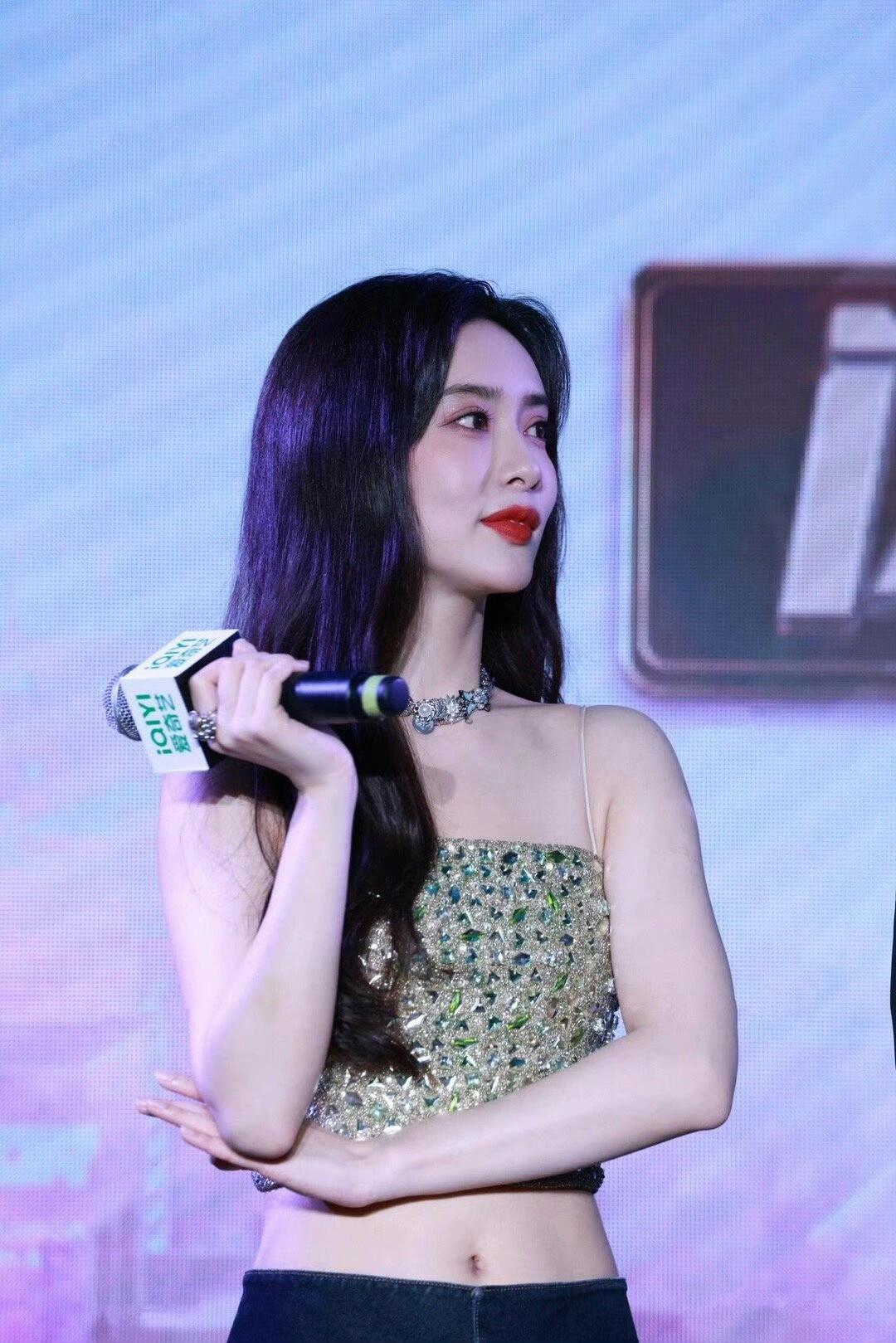 孟姐的腰臀好凸出