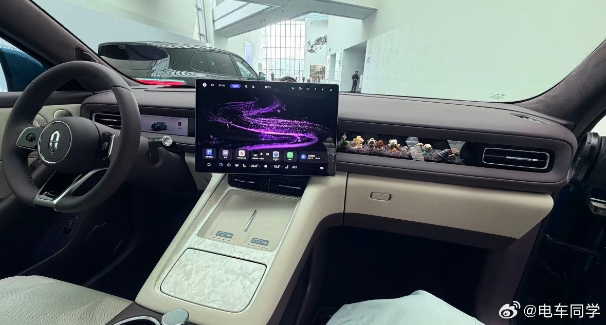 问界M6实车内饰，副仪表台那个材质你想起来哪台手机没？