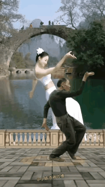 哇塞！大爷孔雀舞跳得不错有一天，大爷在河边溜达，见一美女在河道边练习孔雀舞，