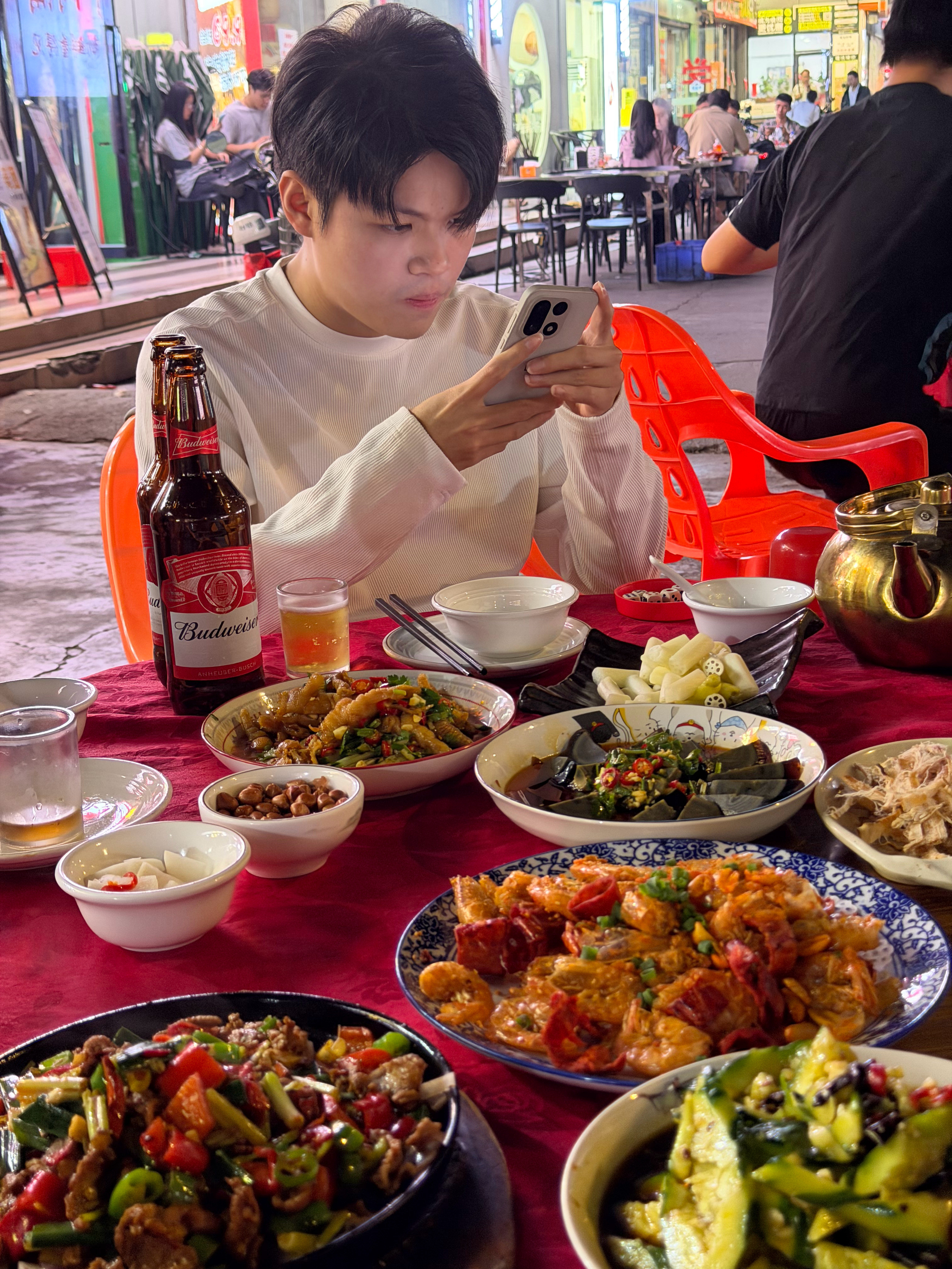 广东的靓仔用最高的礼仪招待客人，胖东来精酿啤酒