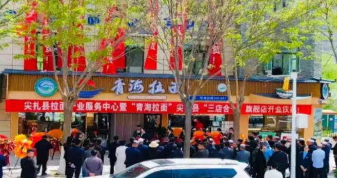 今年6月，吃了四十年的“兰州拉面”，被天津72家面馆集体摘牌，换成了“青海拉面”
