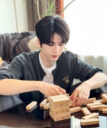 国庆节张凌赫乖乖的玩儿积木！居家男友