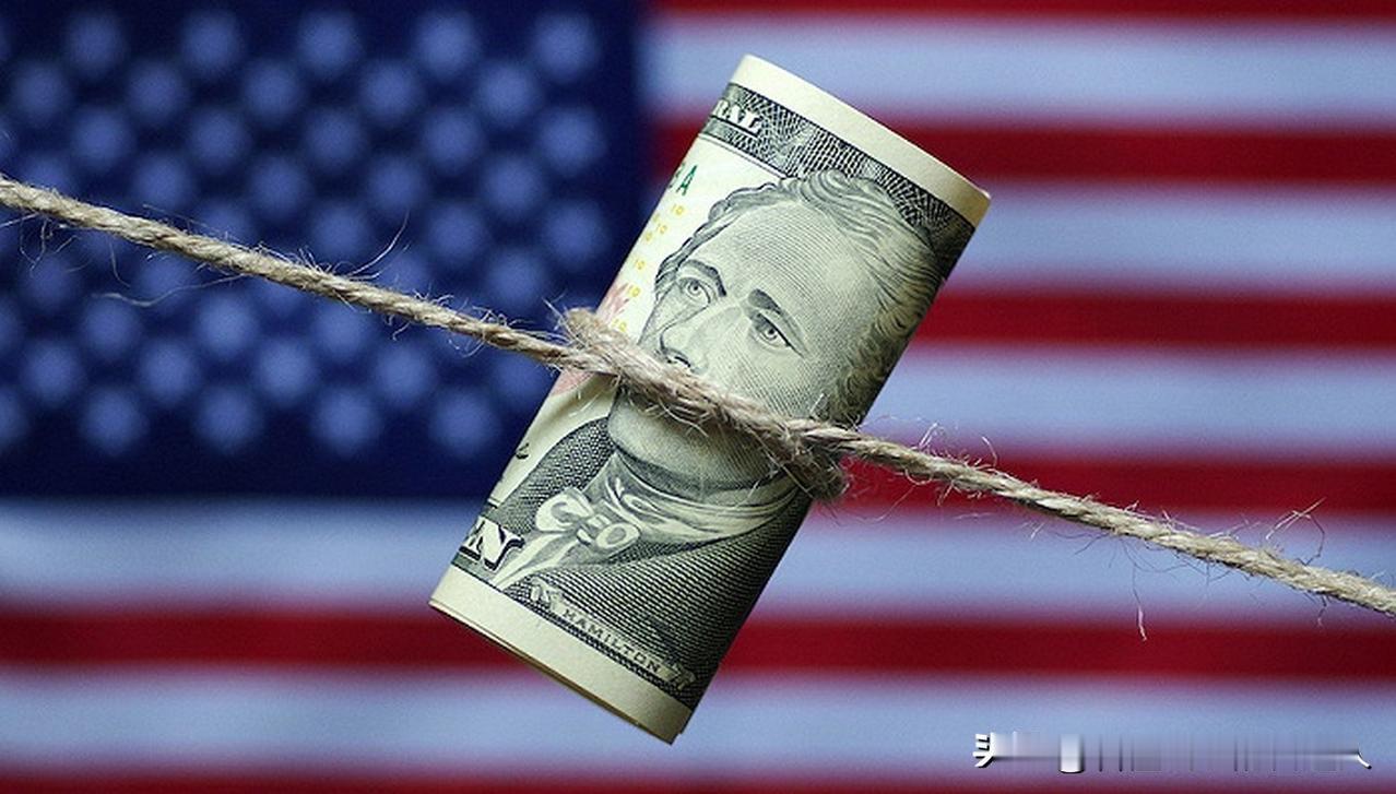 中国抛售美债的铡刀，今天直接切断了华尔街的融资通道！持仓跌破八千亿美元，彻底砸碎