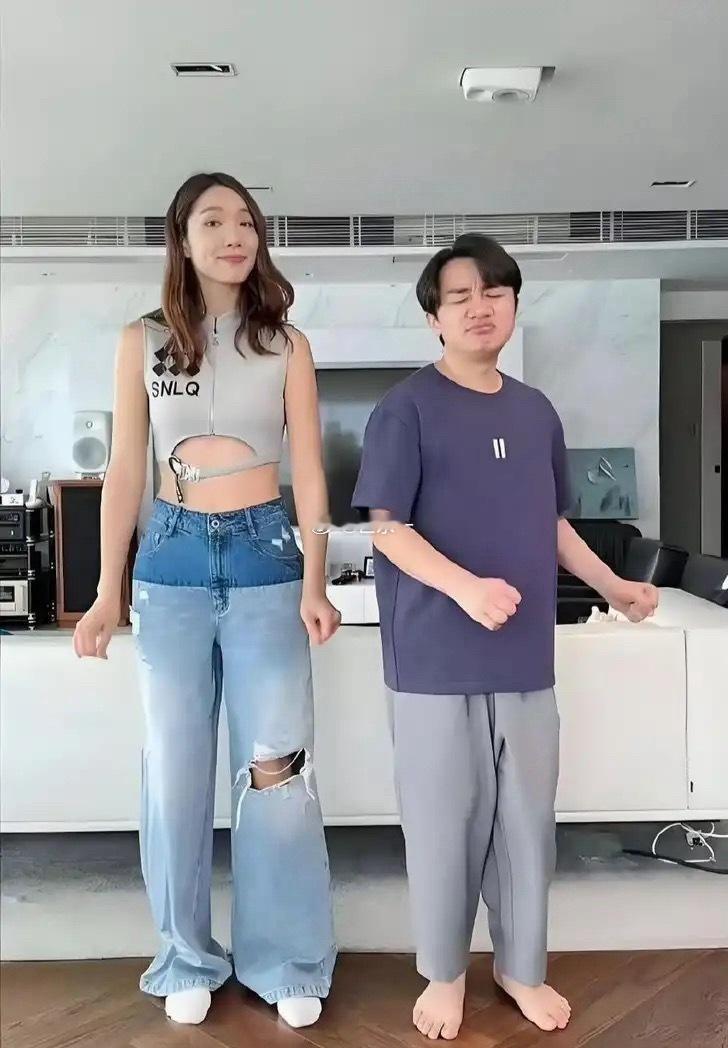 王祖蓝的裤子穿在他老婆身上秒变六分裤，夫妻俩换着穿，太搞笑了