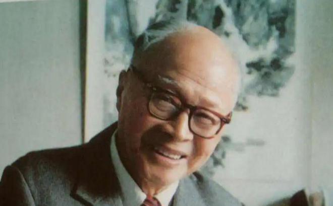 1960年，苏联撕毁协议，撤回所有派往中国的科学家，临行前，一位苏联专家悄悄告诉