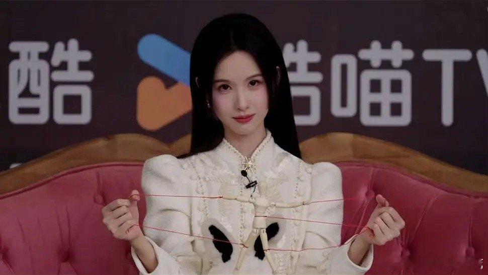 发现公主切的发型是不是还挺适合陈都灵的？看看陈都灵昨晚的玩偶直播造型如何？恶女赛