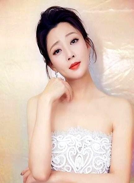 有一次，主持人在访谈中问殷桃：“为什么每次拍戏，你的嘴唇都是破的？”面对这种