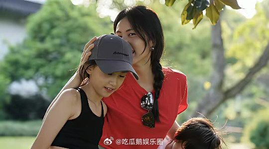 黄磊二女儿长得比姐姐还漂亮，孙莉晒与儿女合照，穿红衣扎麻花辫状态好，11岁多妹长
