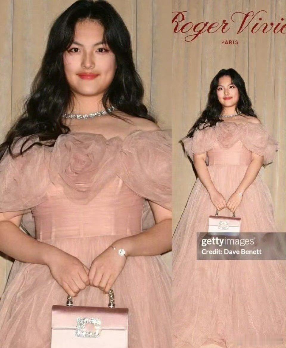angela就是胳膊腰是胖的，脸修容了但也看得出是胖的，但就是鼻子宽度、五官修得
