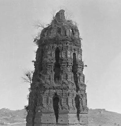 1924年，雷峰塔突然倒塌，人们害怕白蛇出塔，纷纷呼喊：“快跑啊，雷峰塔倒了，白
