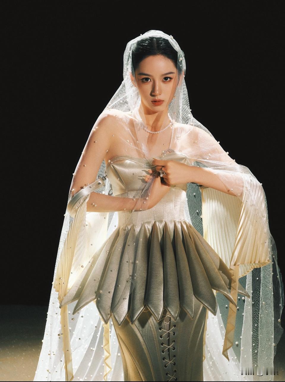 周也今日红毯造型，好特别的一套！天生的女将星周也禾晏来了！女武神的人设的