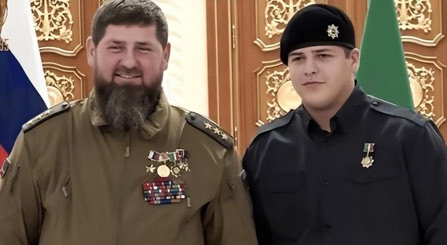 卡德罗夫的18岁儿子亚当，遭遇严重车祸车队飙得飞快，撞上隔离设施后连撞多车