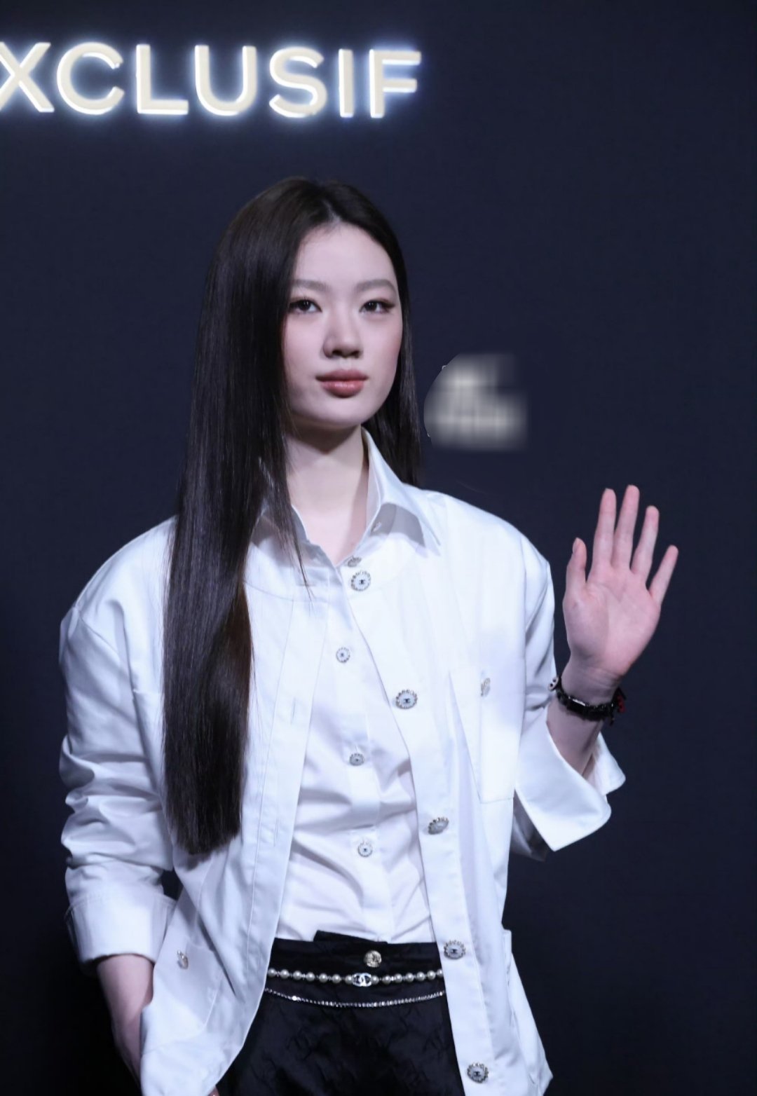 单依纯白衬衫黑长直单依纯亮相CHANEL蔚蓝之夜活动热点现场单依纯单依纯