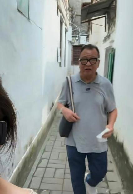 许绍雄现在戴着氧气机昨日,港媒曝许绍雄病危住院,冯素波最初以为是假消息,但后来
