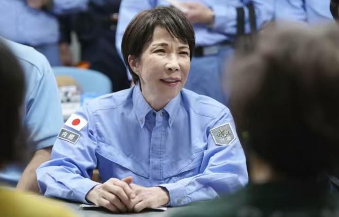 日本的天塌了！根据日本防卫省统合幕僚监部8月3日发布的消息，中国海军3艘舰艇与俄