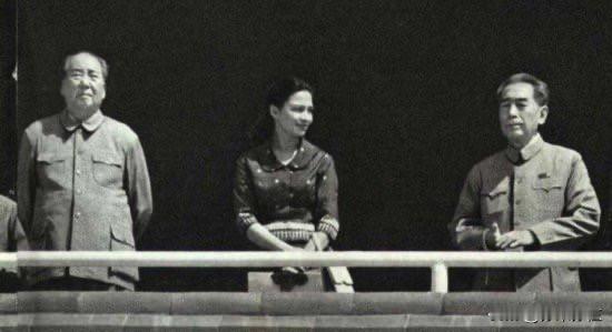 老照片欣赏：1970年，北京；天安门城楼上，毛主席，周总理站在检阅台前，而他