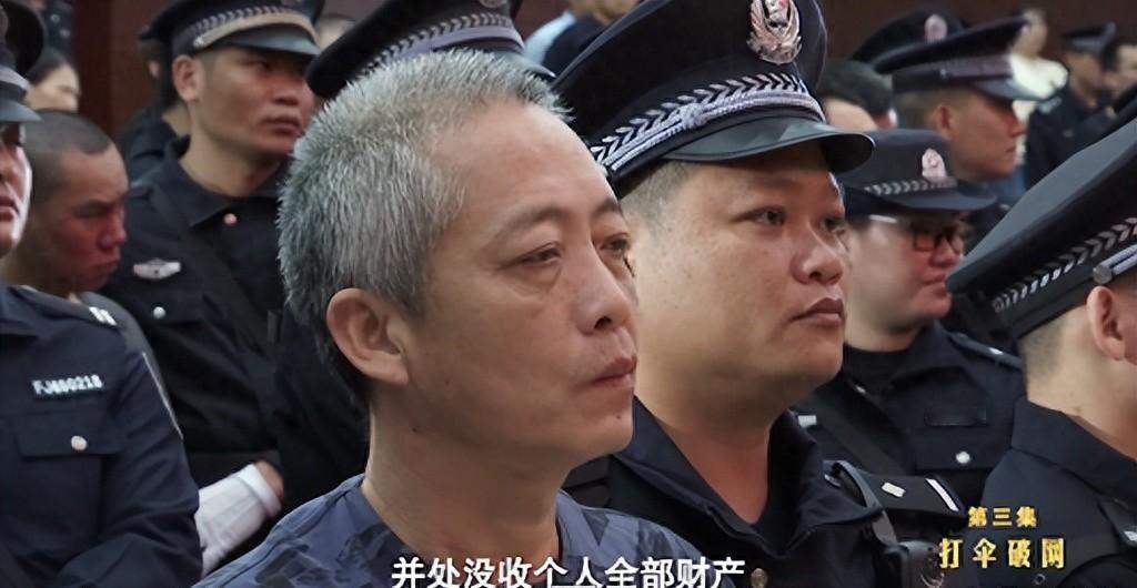 海南“土皇帝”黄鸿发横行海南近三十年，落网后牵出一百零九名官员一同被查1988