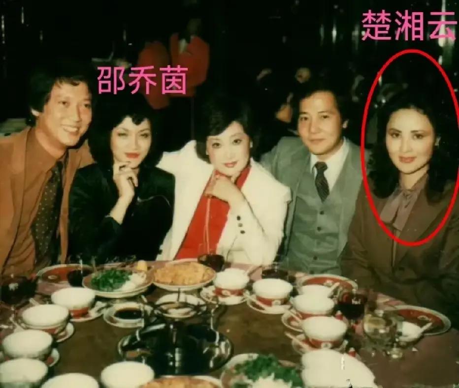 七八十年代的这张聚餐照反映了两个不同的电影圈层，邵乔茵身后关联着秦汉所在的台湾国