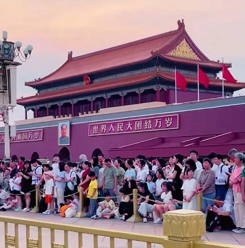 天安门城楼修缮维护完成，围挡一拆，焕然一新完美呈现，游客在城楼前拍照留念。天安