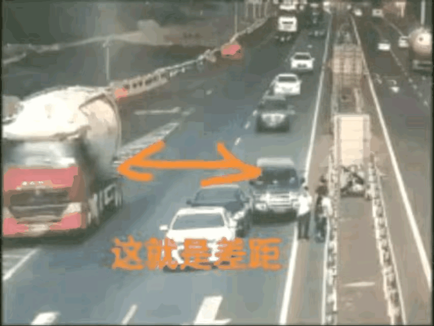 都说黑车不讲规矩，硬是从单行道的夹缝里冲过去，撞到一人一车，完全不把交通规则放