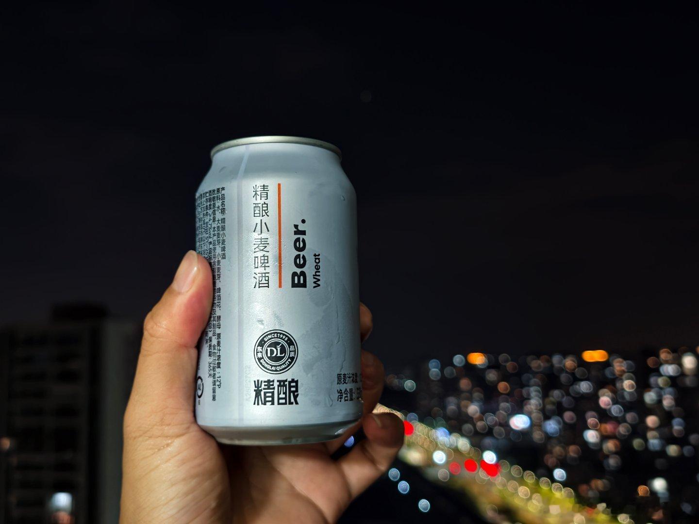 这么热的天喝一杯冰镇啤酒有点爽。胖东来这款精酿啤酒之前一直看别人说很惊艳，特意京