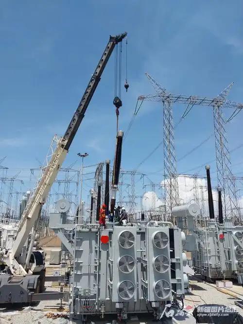 国际局势越乱，国家越沉得住气！1700亿砸向新疆，藏着普通人的安全感最近聊起