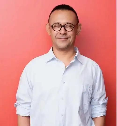 陈逸飞戴着监听器，听见姜文在背后痛骂自己，当场摔了设备走人。剧组五分之四都是姜文