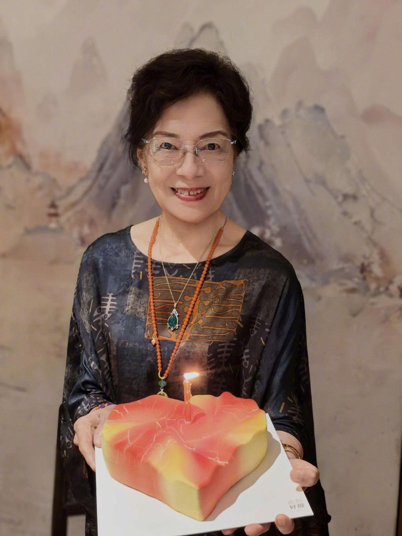 陈数在成都拍戏，把妈妈公历生日给错过了。她心里惦记，特意赶回黄石想补过一趟，又怕