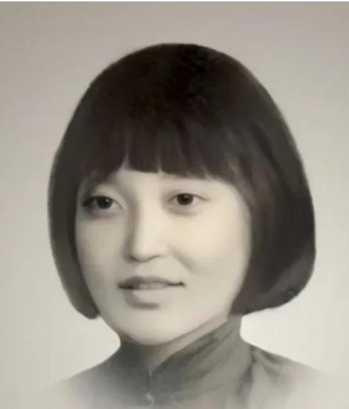 1928年，王月贞被带上刑场。行刑前，官兵问：“死之前，你还有什么愿望吗？她把头